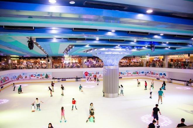 Trẻ em trải nghiệm tại sân trượt băng Landmark 81 Vincom Ice Rink có thú vị không?