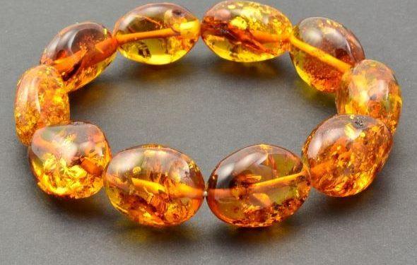 Đá hổ phách Amber vàng nâu: Công dụng, ý nghĩa phong thủy và mệnh hợp