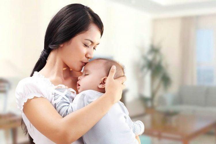 Một số trẻ sơ sinh thích bế khi ngủ khi bước sang giai đoạn mới